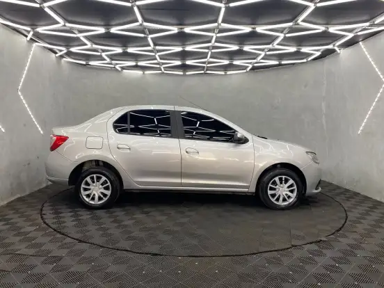 RENAULT-LOGAN-2019