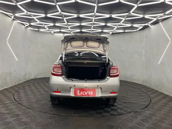 RENAULT-LOGAN-2019
