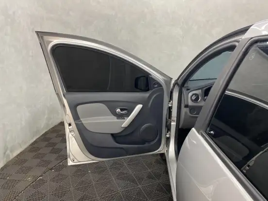 RENAULT-LOGAN-2019