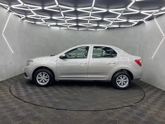 RENAULT-LOGAN-2020