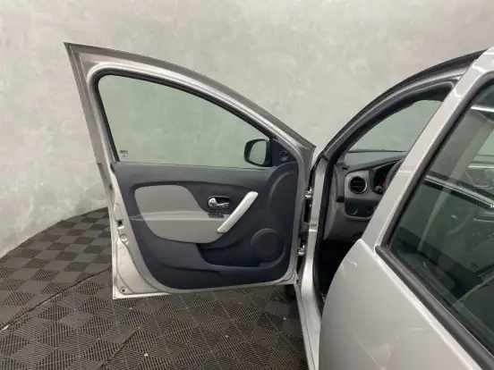 RENAULT-LOGAN-2020