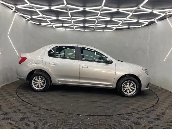 RENAULT-LOGAN-2018