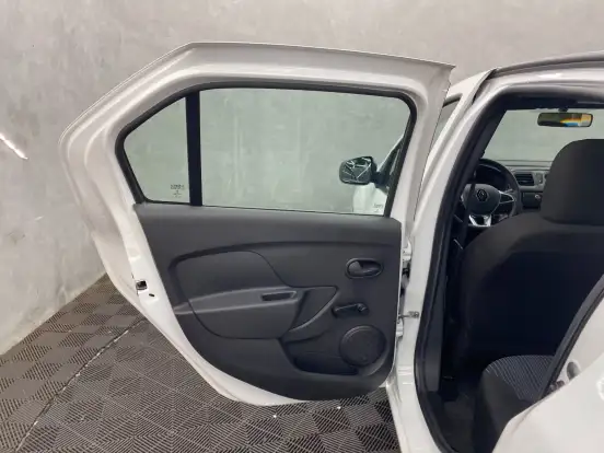 RENAULT-LOGAN-2023