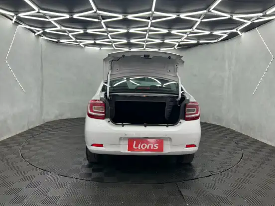 RENAULT-LOGAN-2024