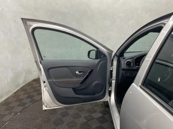 RENAULT-LOGAN-2020