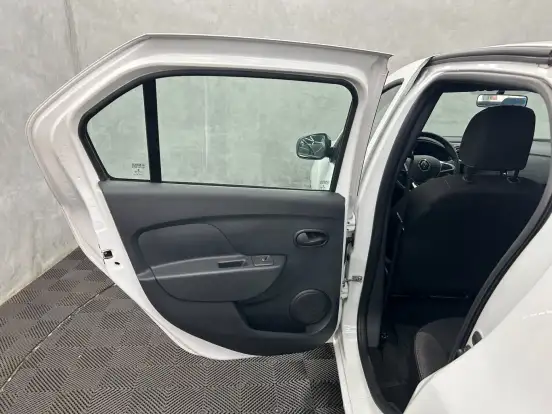 RENAULT-LOGAN-2024