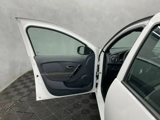 RENAULT-LOGAN-2023