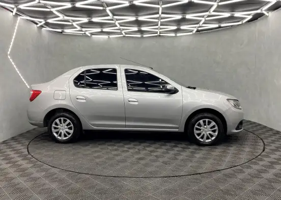 RENAULT-LOGAN-2018