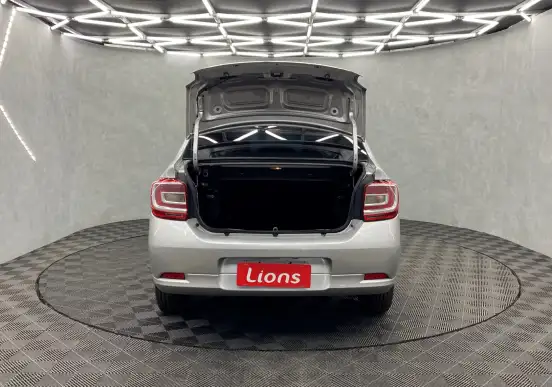 RENAULT-LOGAN-2018