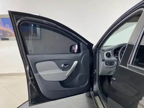 RENAULT-LOGAN-2014