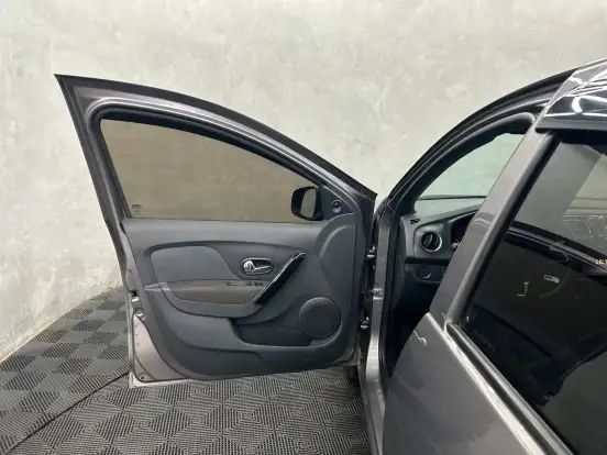 RENAULT-SANDERO-2020
