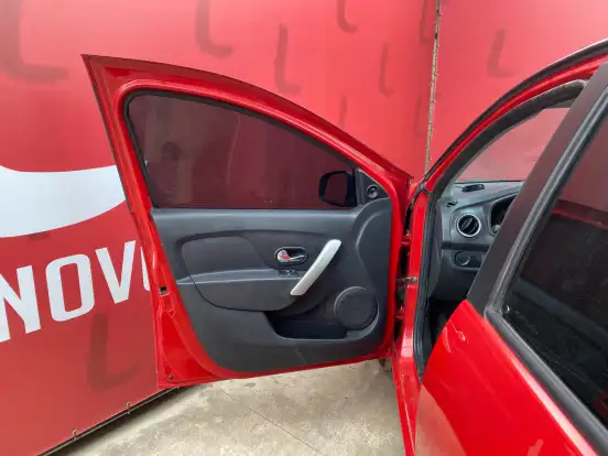RENAULT-SANDERO-2015