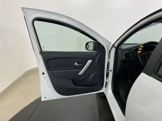 RENAULT-SANDERO-2016