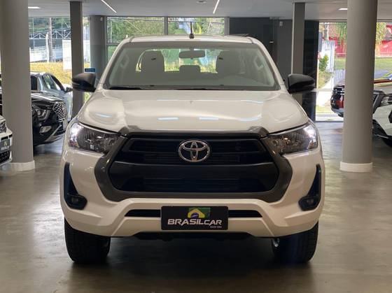 TOYOTA HILUX 2.8 D-4D TURBO DIESEL CD SR 4X4 AUTOMÁTICO