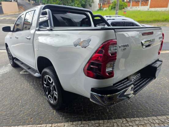 TOYOTA-HILUX-2.8 D-4D TURBO DIESEL CD SRV 4X4 AUTOMÁTICO TOYOTA-HILUX-2025