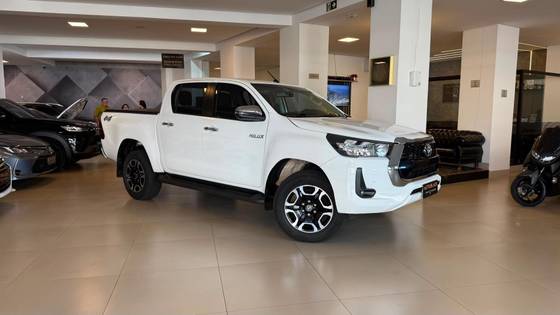 TOYOTA HILUX 2.8 D-4D TURBO DIESEL CD SRV 4X4 AUTOMÁTICO