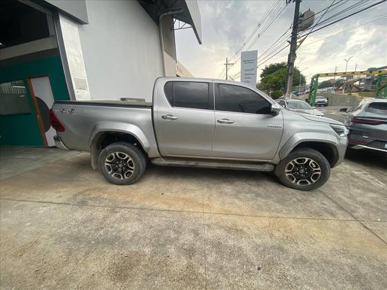 TOYOTA HILUX 2.8 D-4D TURBO DIESEL CD SRX PLUS 4X4 AUTOMÁTICO