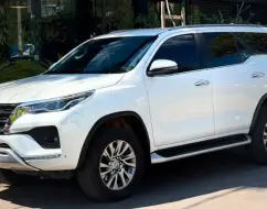 TOYOTA HILUX SW4 2.8 D-4D TURBO DIESEL SRX 7L 4X4 AUTOMÁTICO TOYOTA HILUX SW4 2.8 D-4D TURBO DIESEL SRX 7L 4X4 AUTOMÁTICO