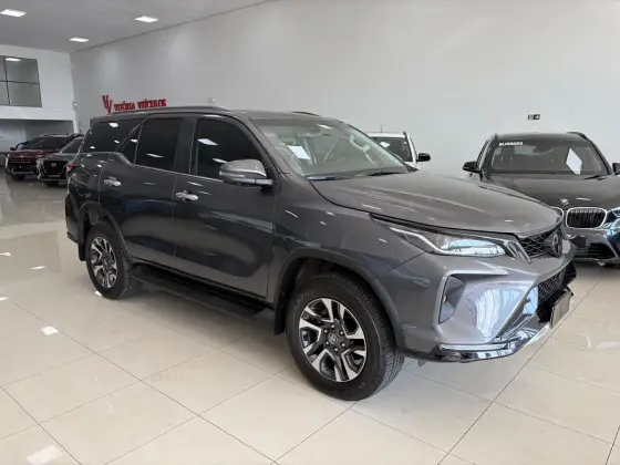 TOYOTA HILUX SW4 2.8 D-4D TURBO DIESEL SRX PLATINUM 7L 4X4 AUTOMÁTICO