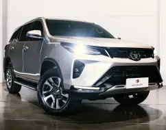 TOYOTA HILUX SW4 2.8 D-4D TURBO DIESEL SRX PLATINUM 7L 4X4 AUTOMÁTICO TOYOTA HILUX SW4 2.8 D-4D TURBO DIESEL SRX PLATINUM 7L 4X4 AUTOMÁTICO