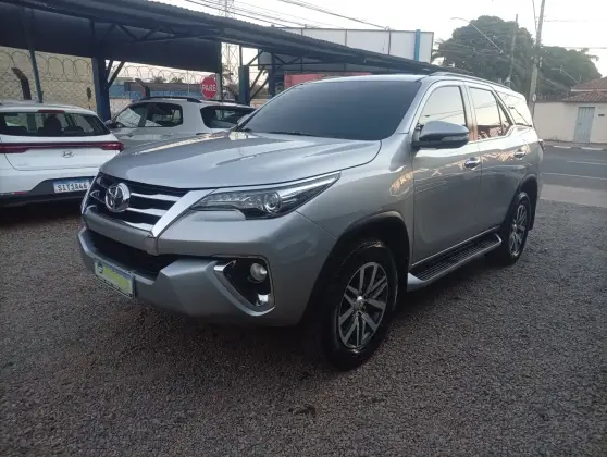 TOYOTA HILUX SW4 2.8 SRX 4X4 7 LUGARES 16V TURBO INTERCOOLER DIESEL 4P AUTOMÁTICO TOYOTA HILUX SW4 2.8 SRX 4X4 7 LUGARES 16V TURBO INTERCOOLER DIESEL 4P AUTOMÁTICO
