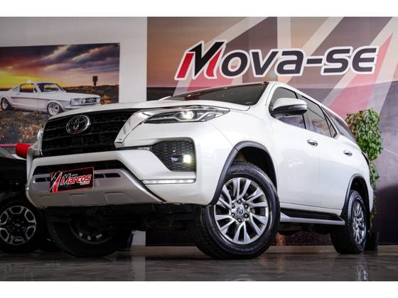TOYOTA HILUX SW4 2.8 D-4D TURBO DIESEL SRX 4X4 AUTOMÁTICO