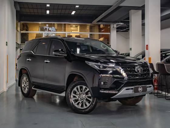 TOYOTA HILUX SW4 2.8 D-4D TURBO DIESEL SRX 7L 4X4 AUTOMÁTICO