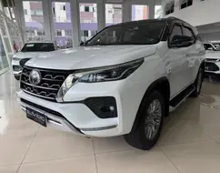 TOYOTA HILUX SW4 2.8 D-4D TURBO DIESEL SRX 7L 4X4 AUTOMÁTICO TOYOTA HILUX SW4 2.8 D-4D TURBO DIESEL SRX 7L 4X4 AUTOMÁTICO