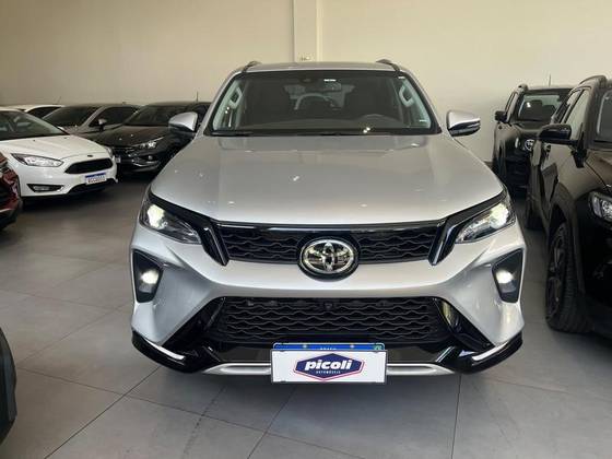 TOYOTA HILUX SW4 2.8 D-4D TURBO DIESEL SRX PLATINUM 7L 4X4 AUTOMÁTICO