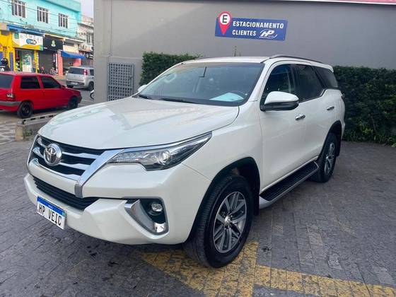 TOYOTA HILUX SW4 2.8 SRX 4X4 7 LUGARES 16V TURBO INTERCOOLER DIESEL 4P AUTOMÁTICO