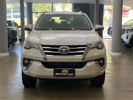 TOYOTA HILUX SW4 2.8 SRX 4X4 7 LUGARES 16V TURBO INTERCOOLER DIESEL 4P AUTOMÁTICO