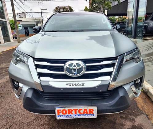 TOYOTA HILUX SW4 2.8 SRX 4X4 7 LUGARES 16V TURBO INTERCOOLER DIESEL 4P AUTOMÁTICO