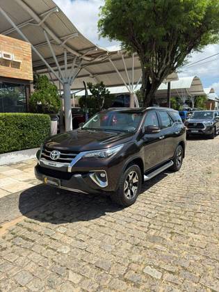 TOYOTA HILUX SW4 2.8 SRX DIAMOND 4X4 7 LUGARES 16V TURBO INTERCOOLER DIESEL 4P AUTOMÁTICO
