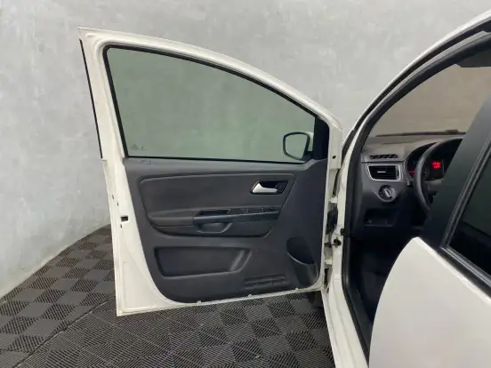 VOLKSWAGEN-FOX-2014