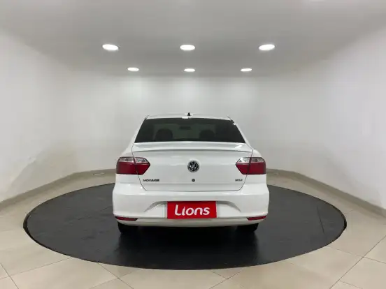 VOLKSWAGEN-VOYAGE-2016