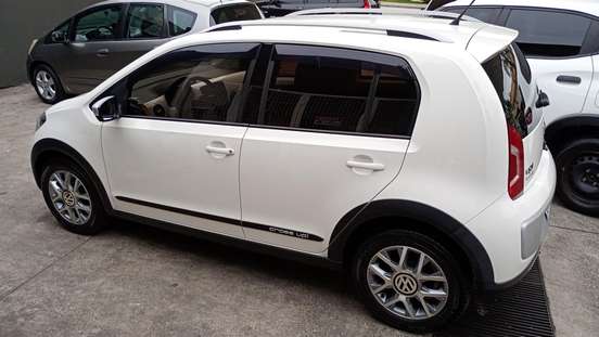 VOLKSWAGEN-CROSS UP-2016
