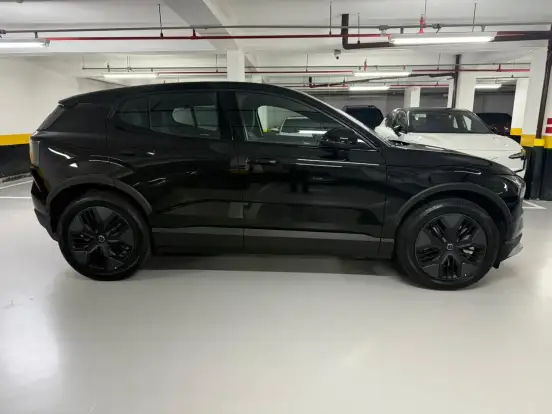VOLVO-EX30-2025
