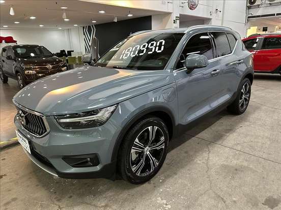 VOLVO-XC40-2021