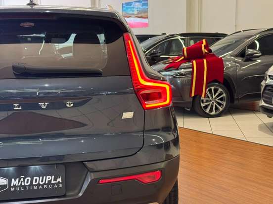 VOLVO-XC40-2021