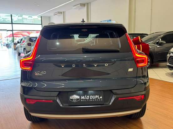 VOLVO-XC40-2021