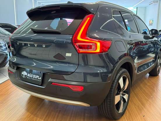 VOLVO-XC40-2021