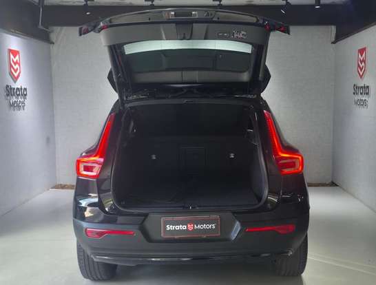 VOLVO-XC40-2021