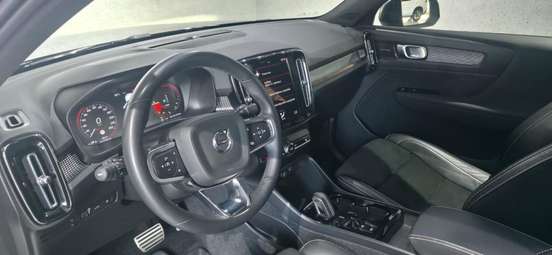 VOLVO-XC40-2021