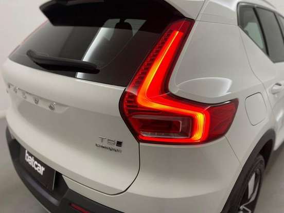 VOLVO-XC40-2018