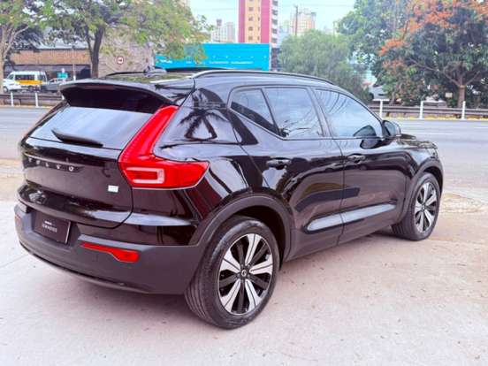 VOLVO-XC40-2022
