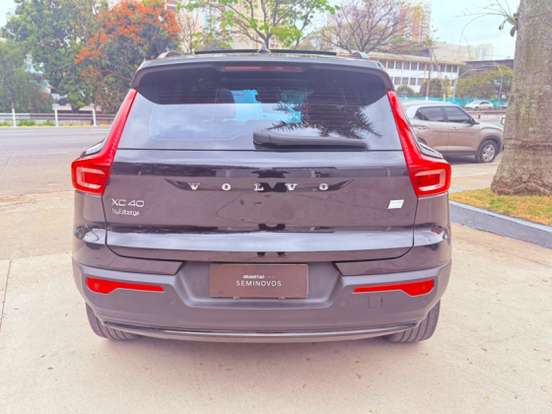 VOLVO-XC40-2022
