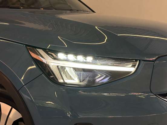 VOLVO-XC40-2022
