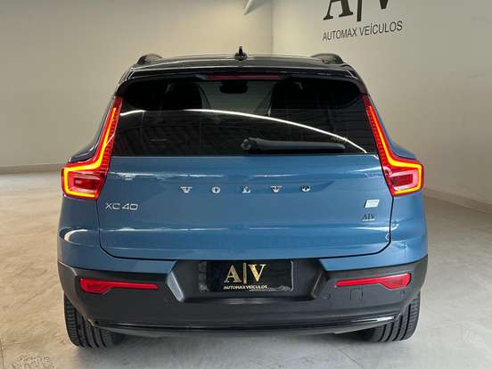 VOLVO-XC40-2022