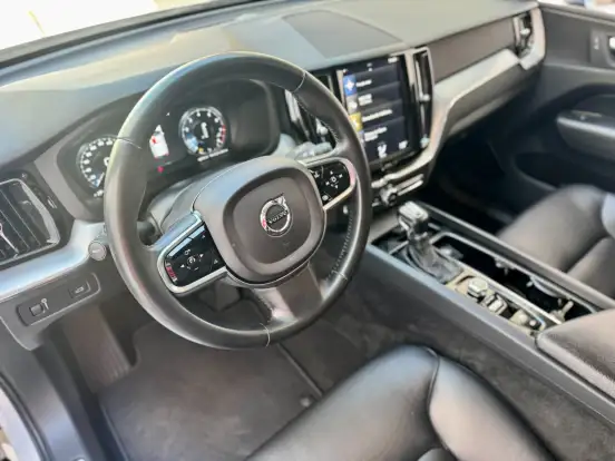 VOLVO-XC60-2.0 T5 GASOLINA MOMENTUM AWD GEARTRONIC VOLVO-XC60-2019