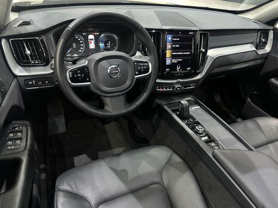 VOLVO-XC60-2020